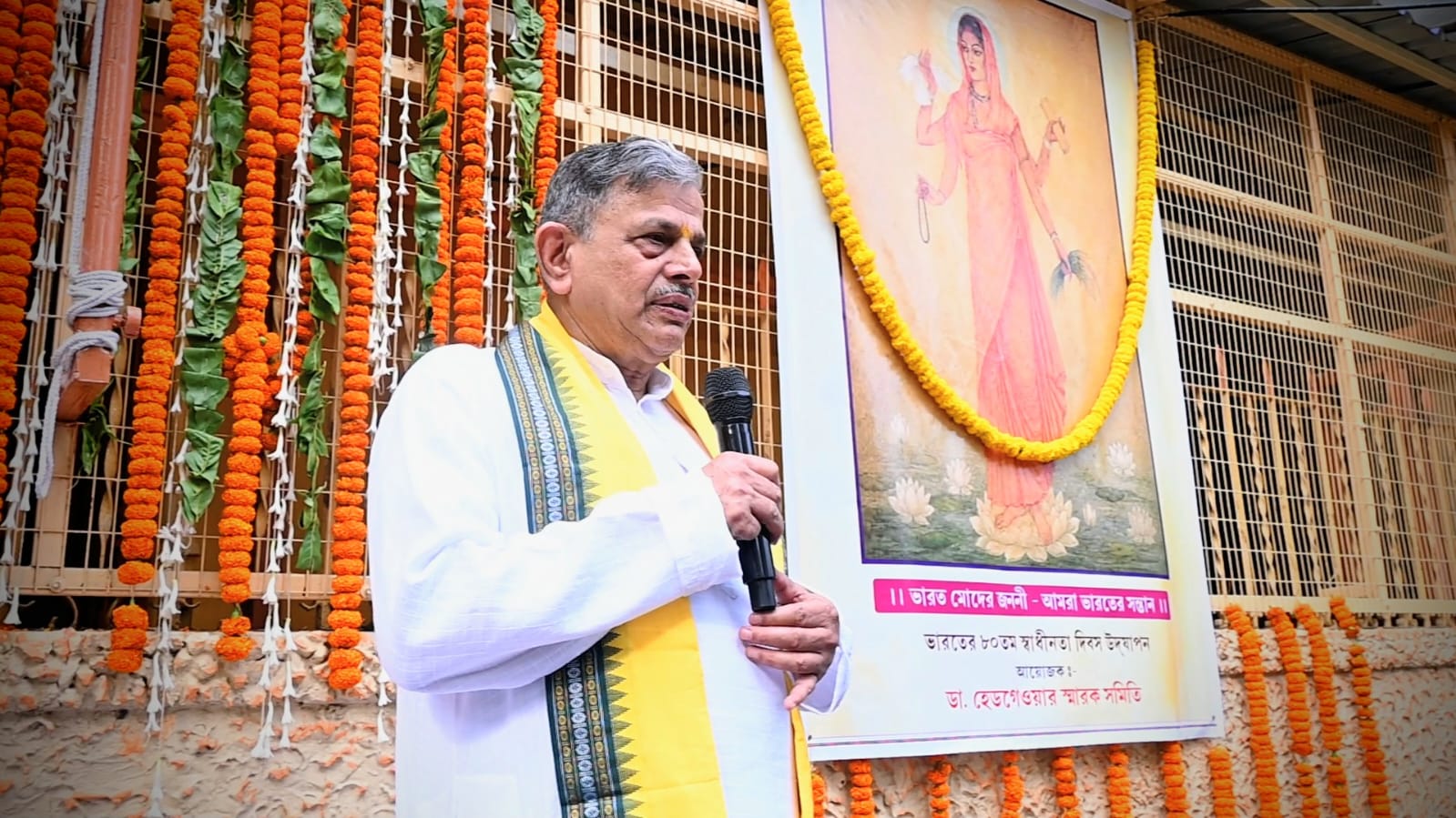 सरसंघचालक डॉ. मोहन भागवत ने नागपुर व सरकार्यवाह दत्तात्रेय होसबाले ने कोलकाता संघ कार्यालय में किया ध्वजारोहण