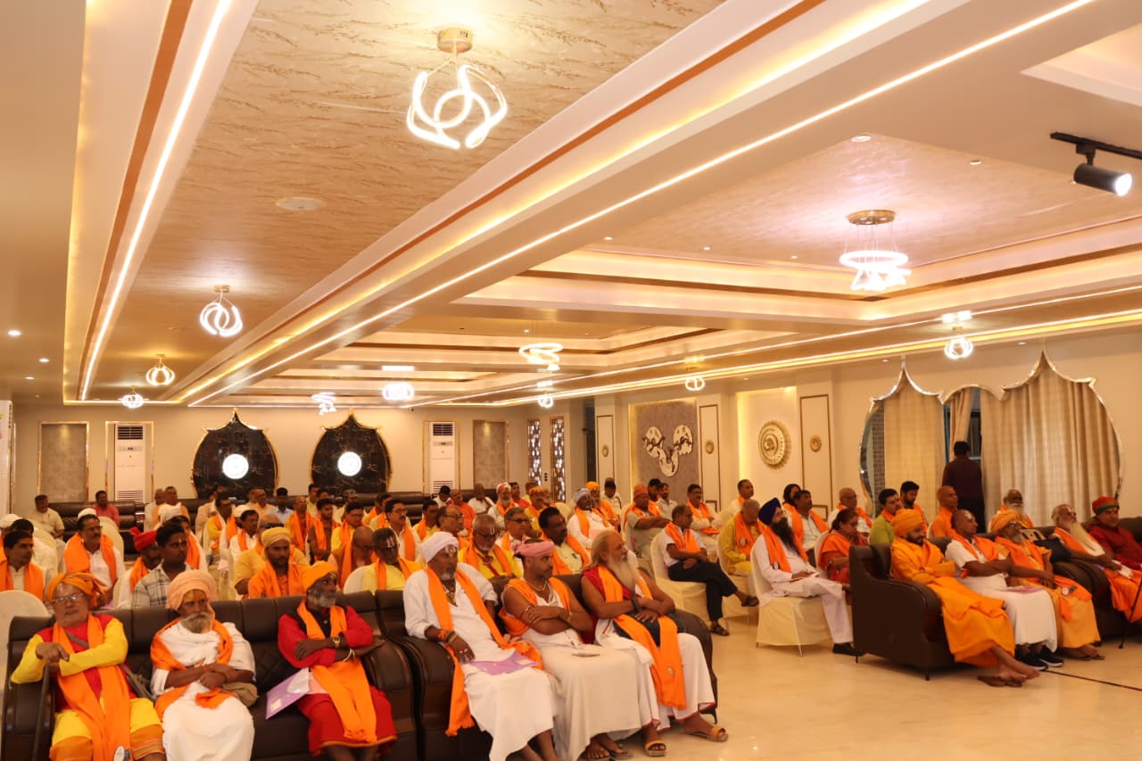 समसामयिक विषयों पर संतों ने रखे विचार