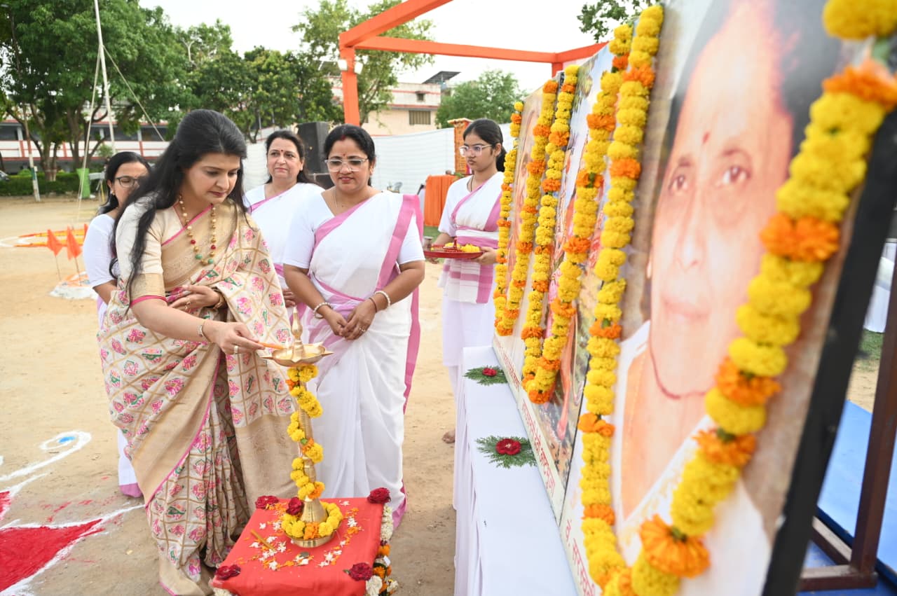 भारतीय नारी का आदर्श माता सीता, जीजा माता जैसी स्त्रियां है जो कि शिवाजी जैसी संतानों को गढ़ती हैं: नर्मदा इंदौरिया