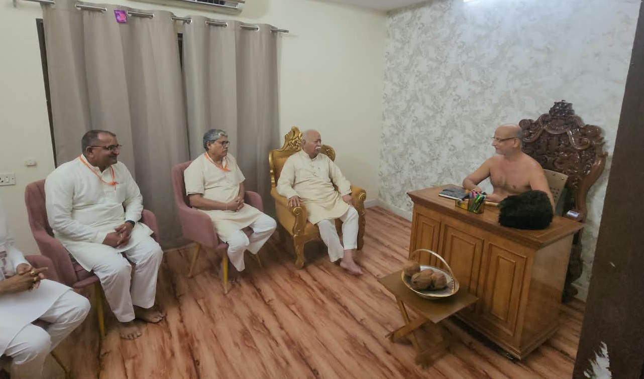 संतश्री पुलक सागर से मिले डॉ. मोहन भागवत, सामाजिक एकता और समरसता पर हुई गहन चर्चा