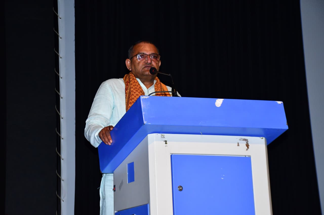 अंतरराष्ट्रीय शैक्षिक शोध संगोष्ठी का समापन, निंबाराम बोले- आर्थिक रूप से कमजोर वर्गों को मुख्यधारा में लाना पूरे समाज का दायित्व