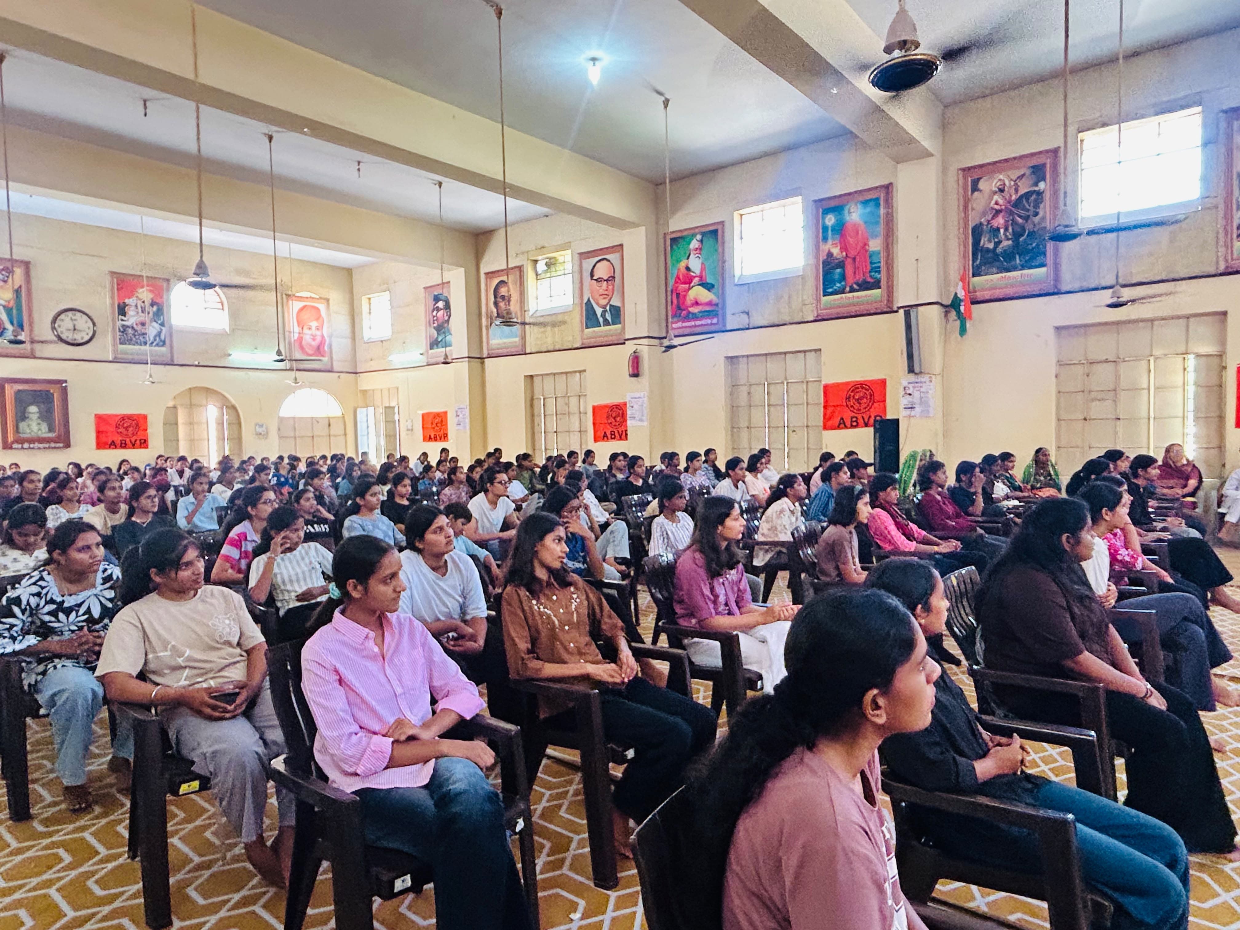 नारी-26 युवती सम्मेलन में 800 से अधिक छात्राओं ने लिया आत्मनिर्भरता और राष्ट्र निर्माण का संकल्प