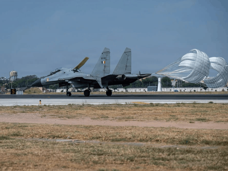F-35 के साथ तेजस और राफेल की उड़ान पर नजर