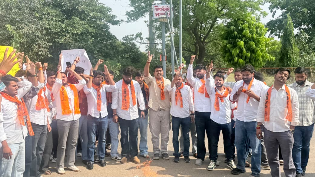 राजस्थान विश्वविद्यालय में ABVP का प्रदर्शन, ‘अराजकता हटाओ, संविधान अपनाओ’ का दिया नारा