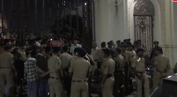 लॉ प्रोफेसर पर छात्राओं को इस्लाम अपनाने और कुरान पढ़ने के संदेश भेजने का आरोप; हंगामा