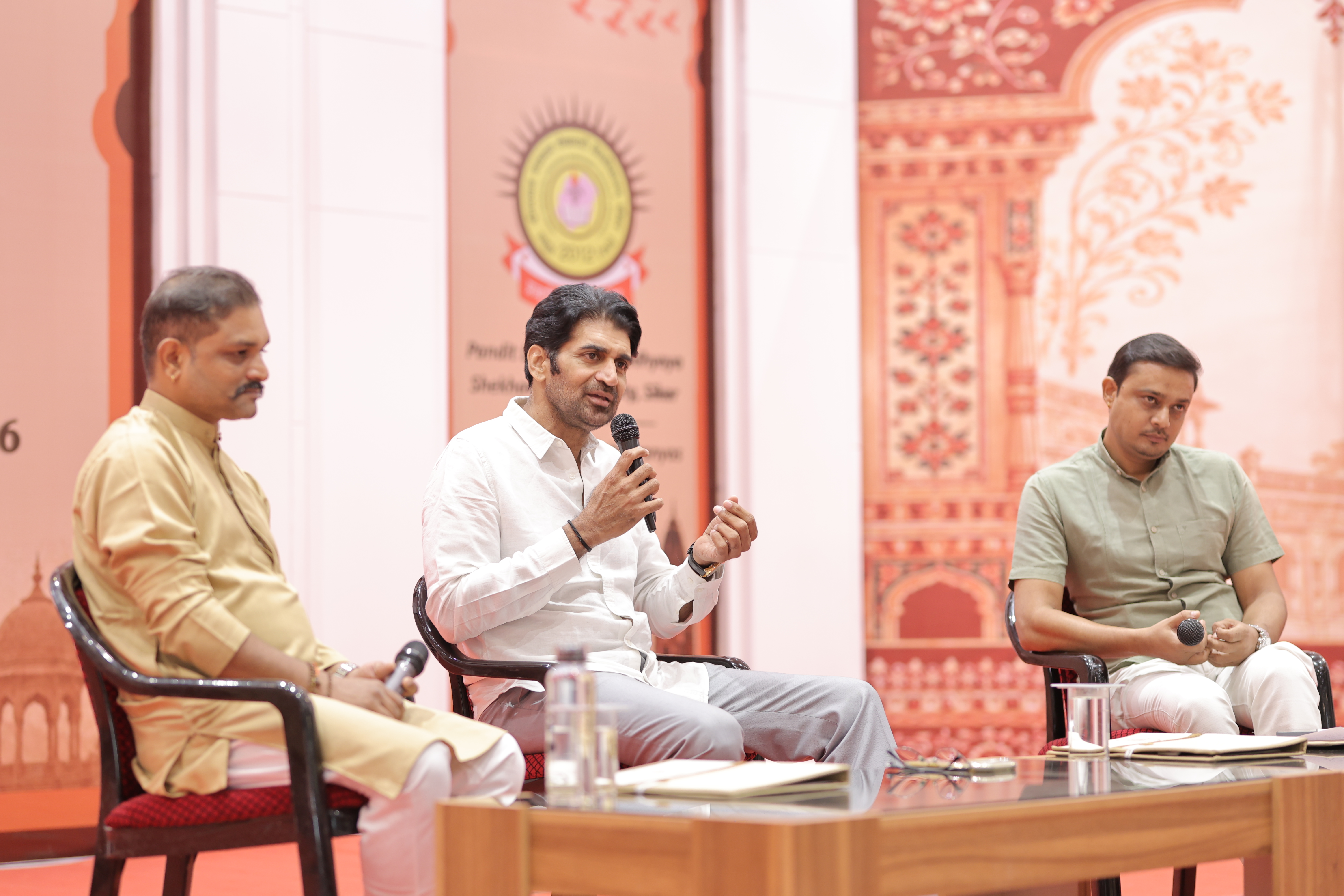इतिहास से हौसला, तकनीक से चुनौती और लोककला से पहचान का संदेश