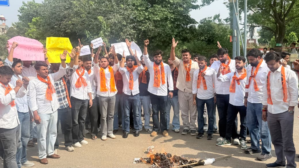 राजस्थान विश्वविद्यालय में ABVP का प्रदर्शन, ‘अराजकता हटाओ, संविधान अपनाओ’ का दिया नारा