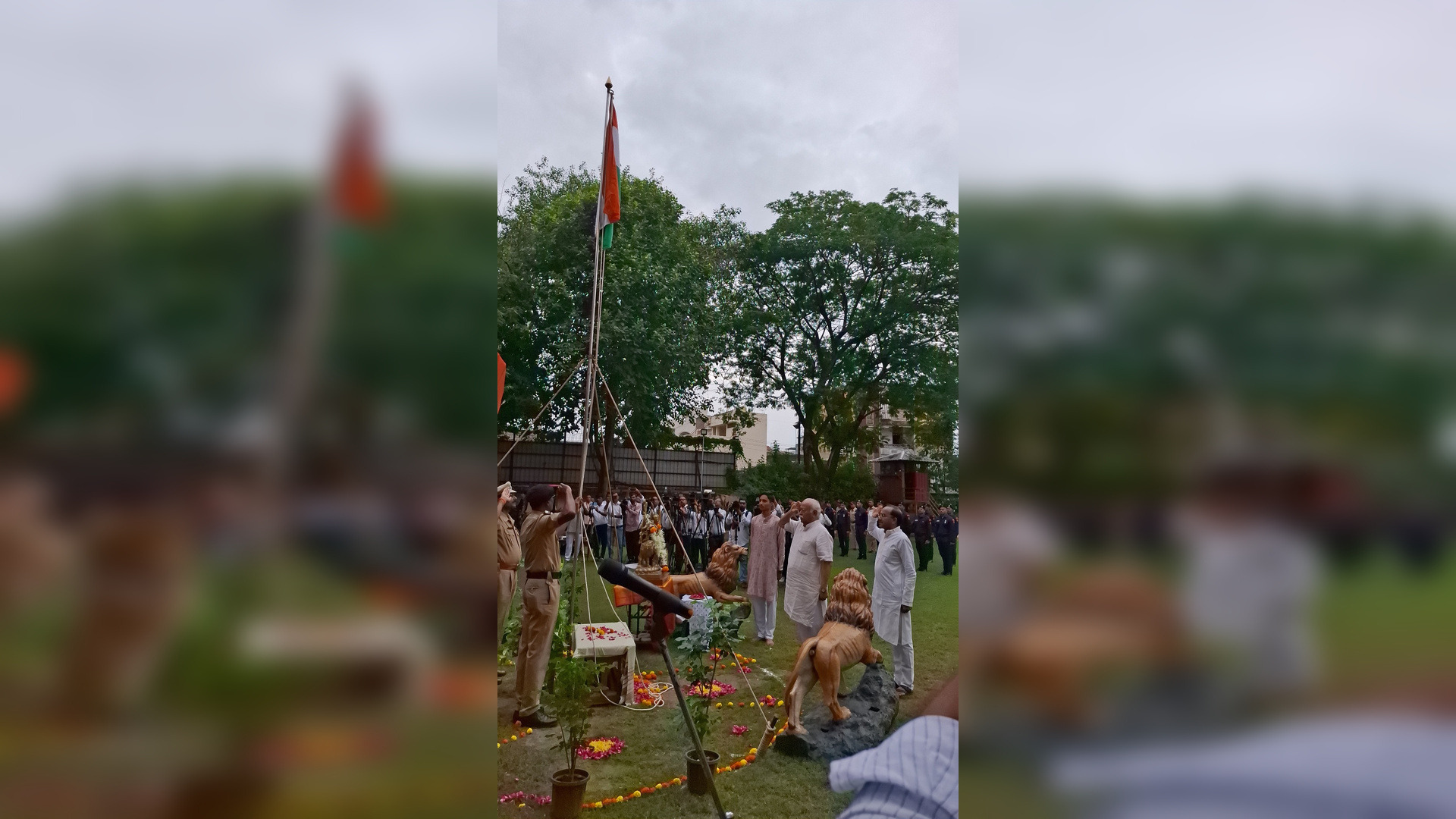 सरसंघचालक डॉ. मोहन भागवत ने नागपुर व सरकार्यवाह दत्तात्रेय होसबाले ने कोलकाता संघ कार्यालय में किया ध्वजारोहण